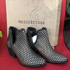 Musse & Cloud Atlantis Bootie - Size 10/ 041